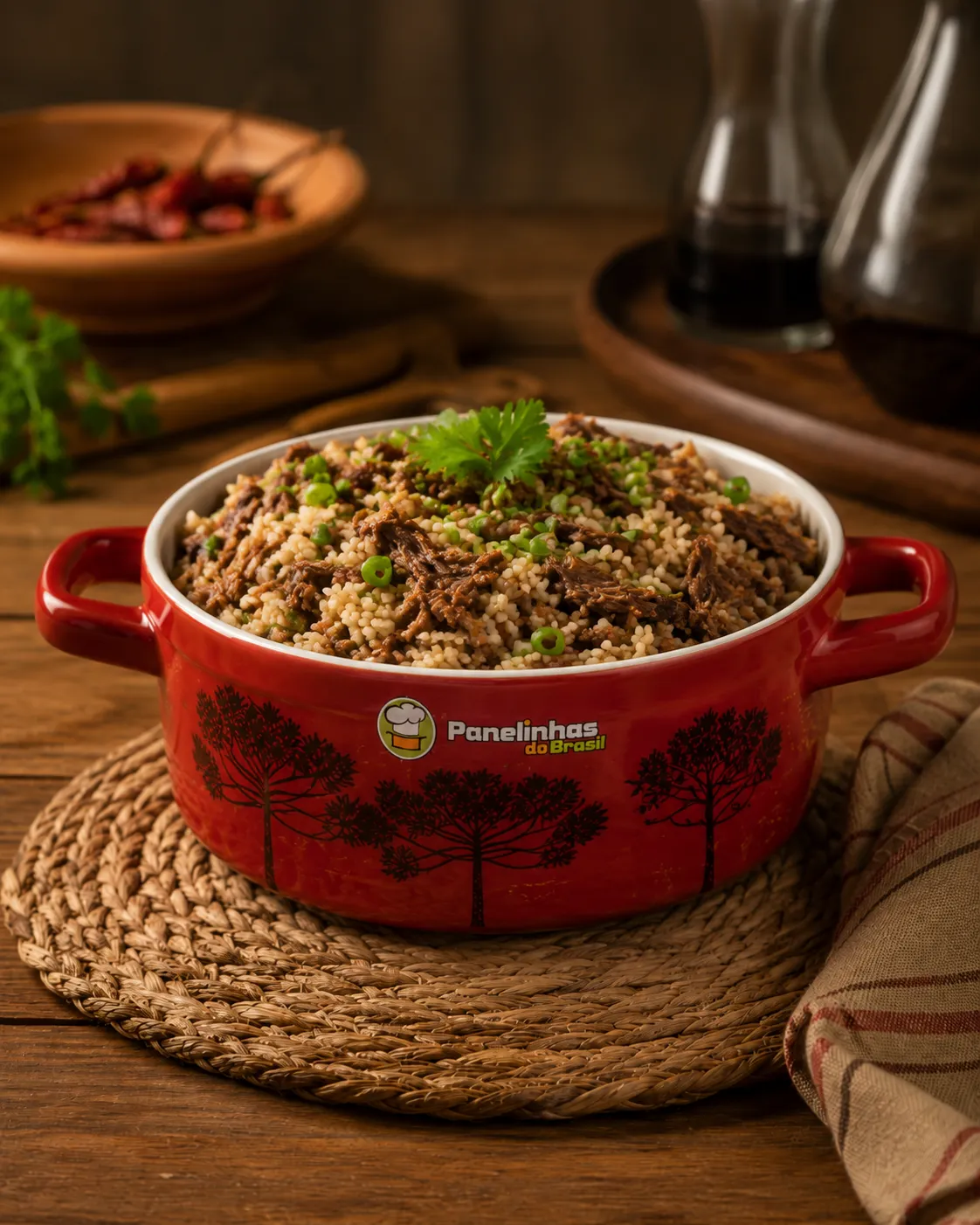 Panelinha vermelha da Panelinhas do Brasil com arroz carreteiro, pronta para o delivery